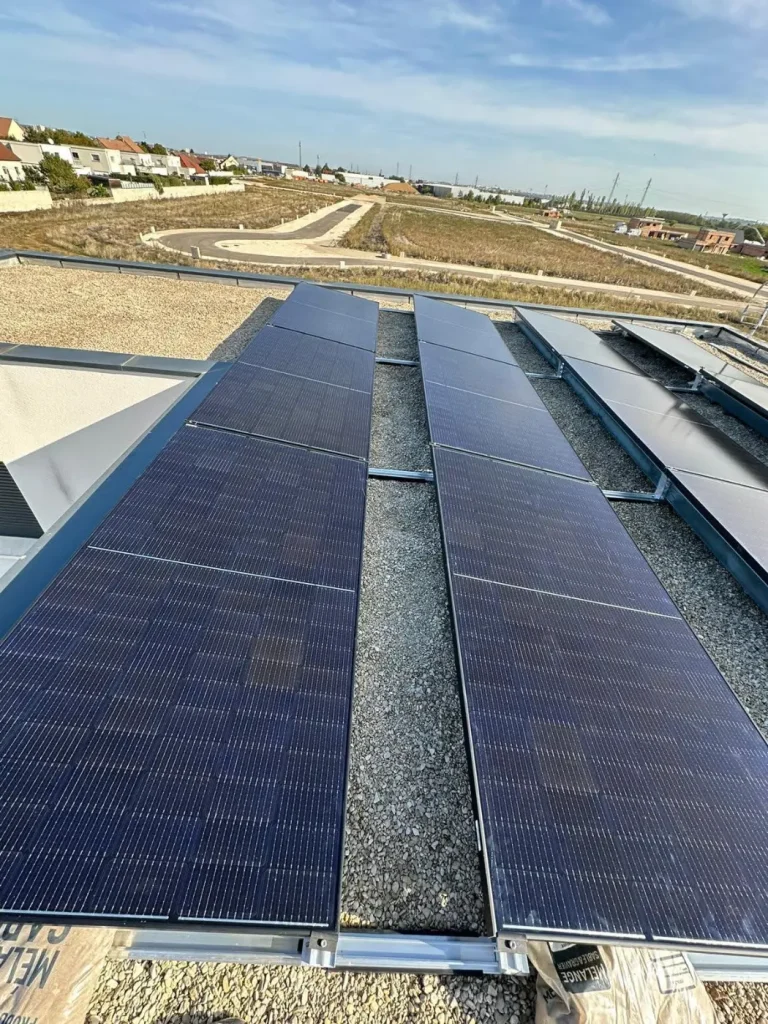 Panneaux photovoltaïques posés sur une toiture terrasse professionnelle
