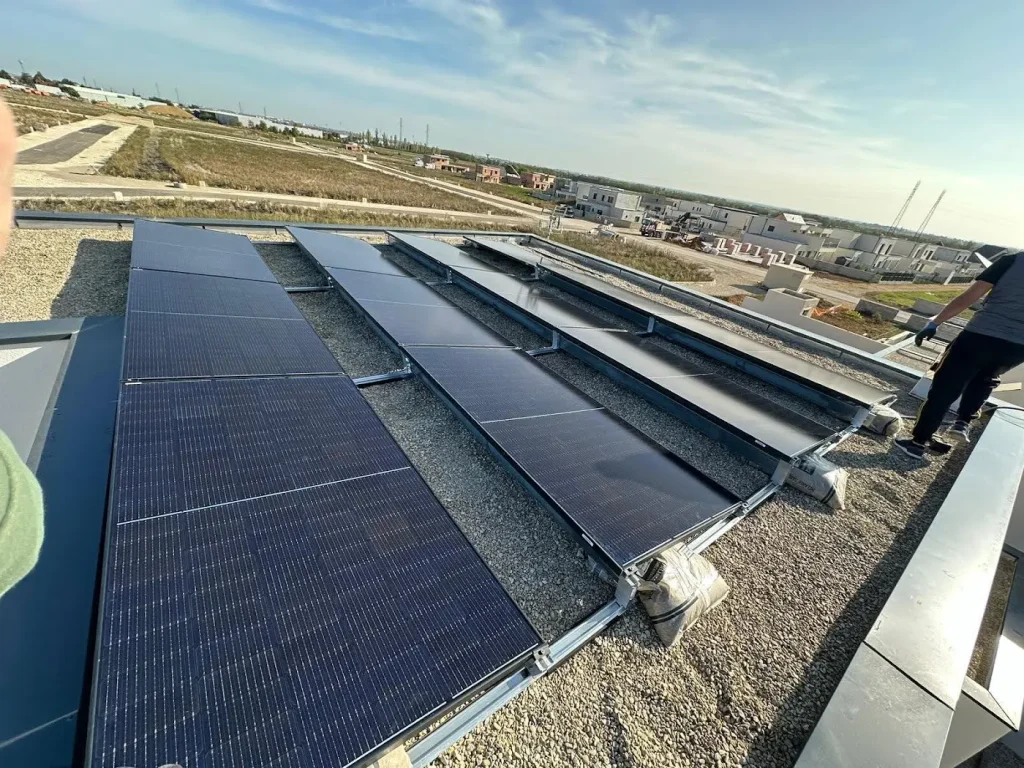 Rangées de panneaux solaires sur le toit plat d’un bâtiment professionnel