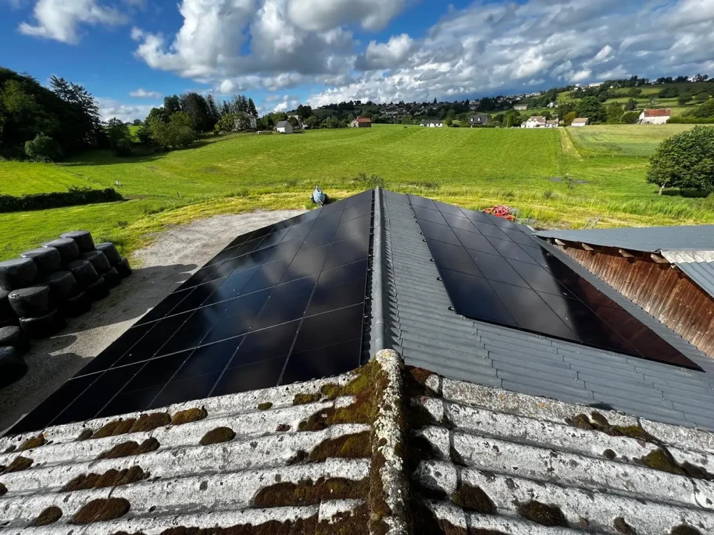 Panneaux solaires installés sur deux pans de toiture